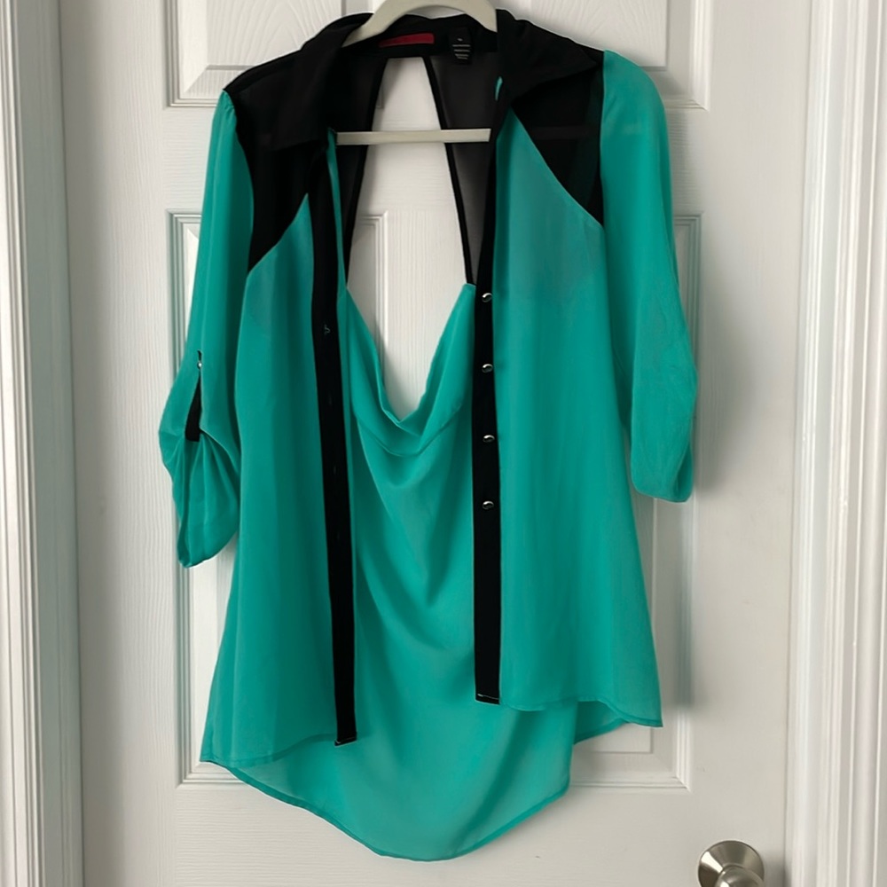 Pre-loved open back button shirt. Like new, Size M